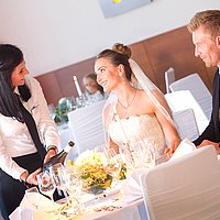 Hochzeitspaar mit Catering Bedienung